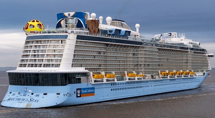 Luxury cruise ship brings 4,600 foreign visitors to Nha Trang city